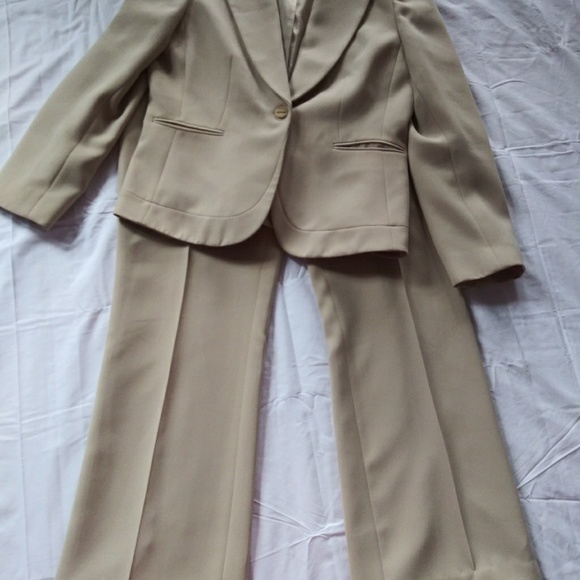 Tahari. 2 piece pant suit - Picture 4 of 8